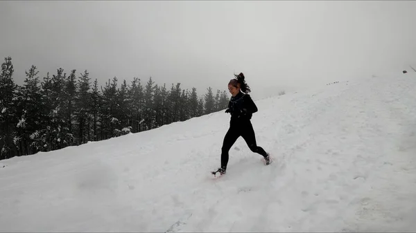 年轻女子在山上奔跑 — 图库照片