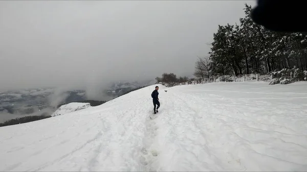 Ung Man Som Springer Bergen — Stockfoto