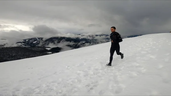 Νεαρός Άνδρας Τρέχει Στα Βουνά — Φωτογραφία Αρχείου