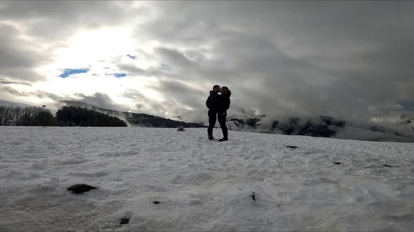Jovem Casal Beijando Uma Montanha Nevada — Fotografia de Stock