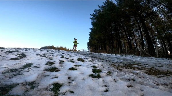 年轻女子在山上奔跑 — 图库照片