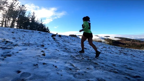 年轻女子在山上奔跑 — 图库照片