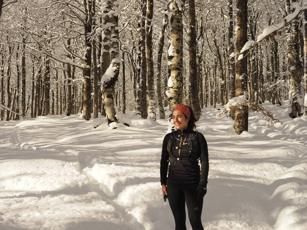 Mladá Žena Stojící Zasněženém Lese — Stock fotografie