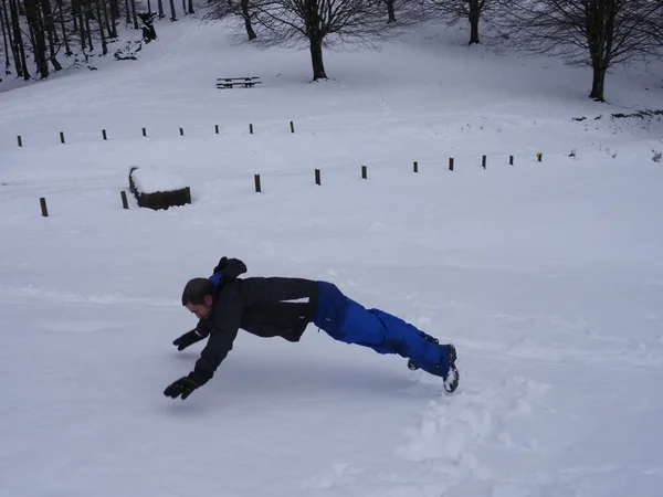 Ung Man Leker Med Snö — Stockfoto