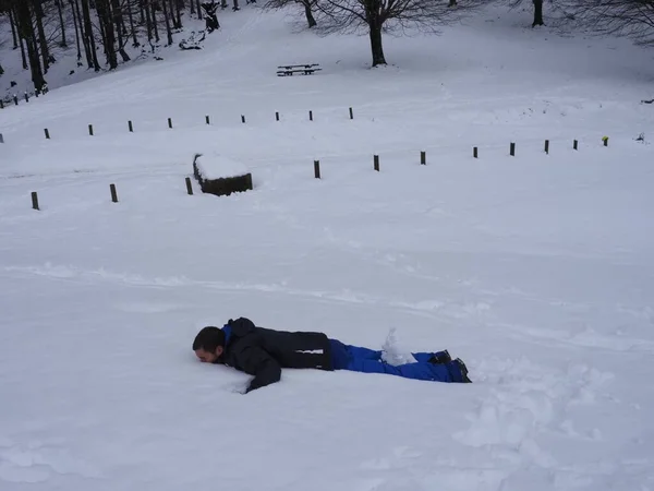 Mladý Muž Hraje Sněhem — Stock fotografie