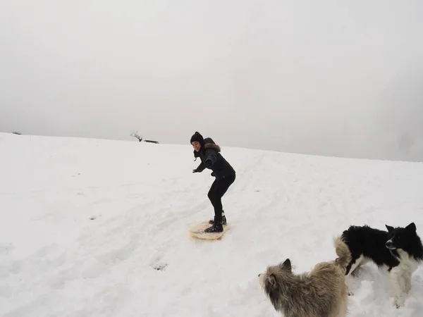 Νεαρή Γυναίκα Που Παίζει Στο Χιόνι — Φωτογραφία Αρχείου