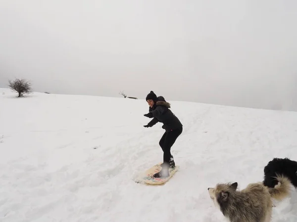 在雪地里玩耍的年轻女人 — 图库照片