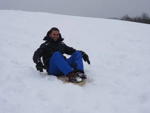 Mladý Muž Hraje Sněhem — Stock fotografie