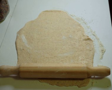 İzole edilmiş ev yapımı ekmek hamuru beyaz bir masada