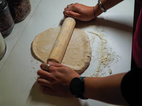 Mãos Uma Jovem Mulher Com Uma Massa Pão Uma Mesa — Fotografia de Stock