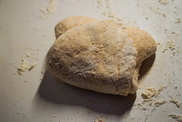 Massa Pão Caseira Isolada Uma Mesa Branca — Fotografia de Stock