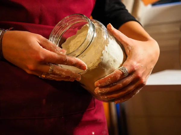 Mãos Uma Jovem Segurando Frasco Farinha — Fotografia de Stock