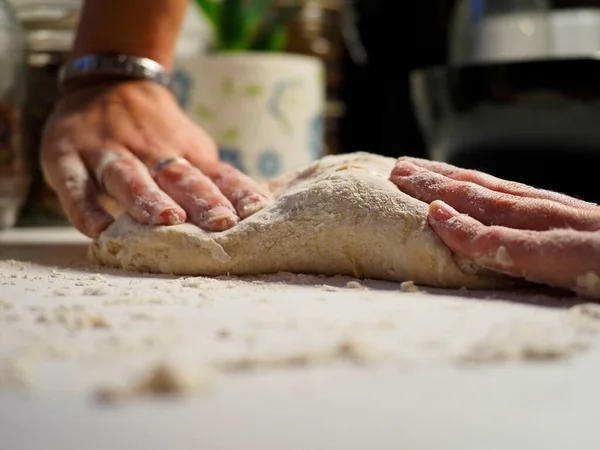 Mãos Uma Jovem Mulher Com Uma Massa Pão Uma Mesa — Fotografia de Stock