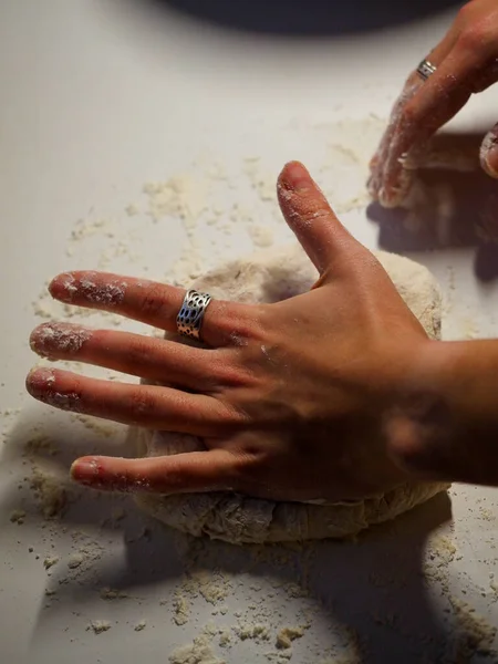 Mãos Uma Jovem Mulher Com Uma Massa Pão Uma Mesa — Fotografia de Stock