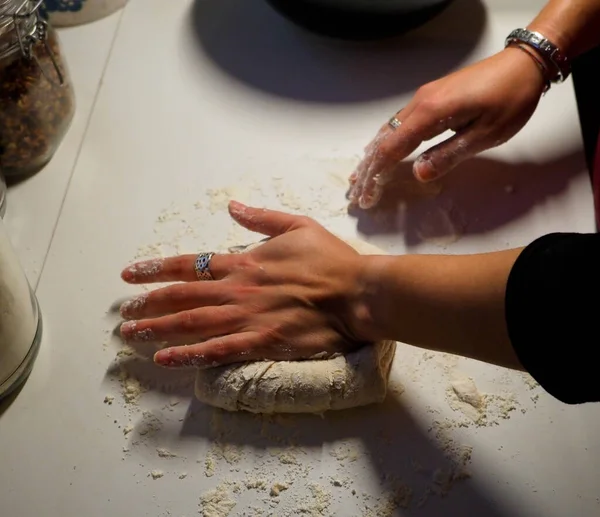 Ręce Młodej Kobiety Ciastem Chlebowym Białym Stole — Zdjęcie stockowe