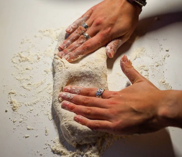 Ręce Młodej Kobiety Ciastem Chlebowym Białym Stole — Zdjęcie stockowe