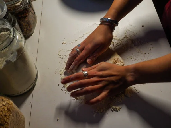 Beyaz Bir Masada Ekmek Hamuru Olan Genç Bir Kadının Elleri — Stok fotoğraf