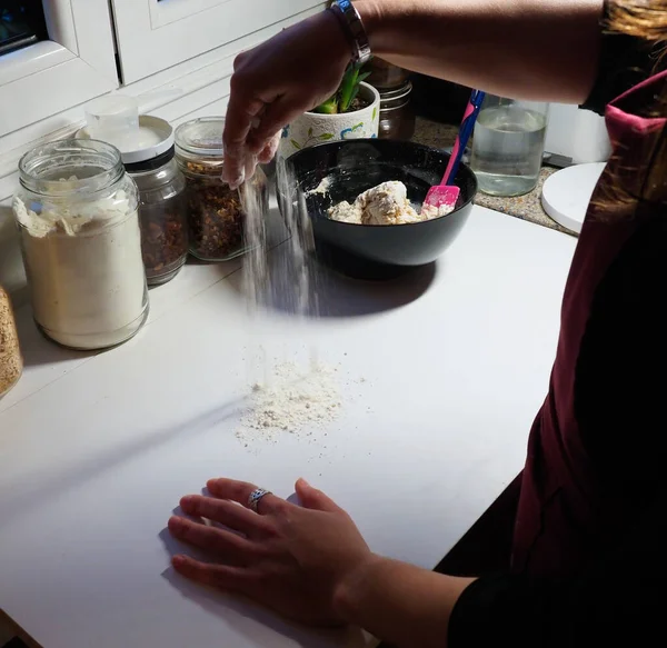 Mãos Uma Jovem Mulher Fazendo Uma Massa Pão — Fotografia de Stock