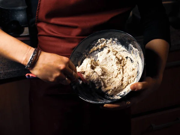 Handen Van Een Jonge Vrouw Met Een Zelfgemaakt Deeg Een — Stockfoto