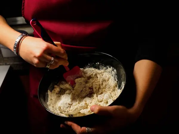 Mãos Uma Jovem Mulher Com Uma Massa Caseira Uma Tigela — Fotografia de Stock