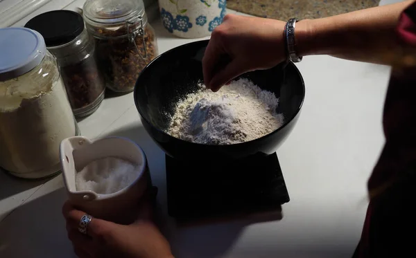 Manos Una Joven Mujer Haciendo Una Masa Pan — Foto de Stock