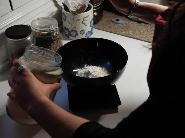 Manos Una Joven Mujer Haciendo Una Masa Pan — Foto de Stock