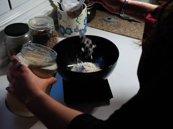 Manos Una Joven Mujer Haciendo Una Masa Pan — Foto de Stock