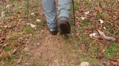 Urbasa dağında yürüyüş yapan bir adamın bacakları.