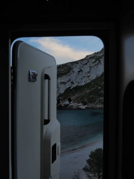 Karavan kapısı, kıyı tarafı.