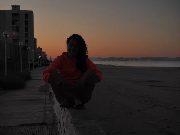 Young Woman Sit Beach Sunset — Stock Photo, Image