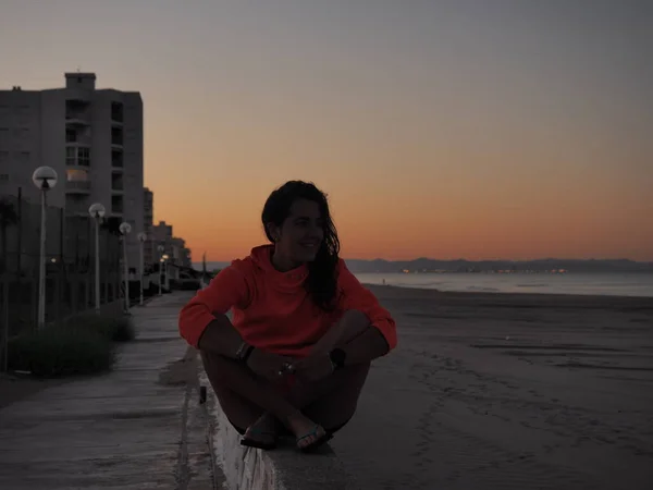 Young Woman Sit Beach Sunset — Stock Photo, Image