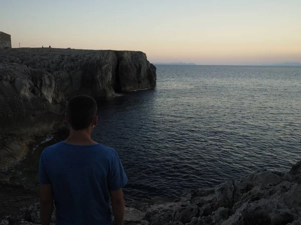 Silhouette Eines Jungen Mannes Einer Klippe Von Menorca — Stockfoto