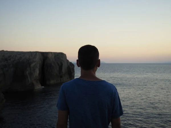 Silhouette Eines Jungen Mannes Einer Klippe Von Menorca — Stockfoto