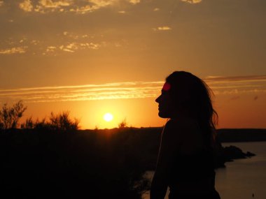 Menorca 'da genç bir kadının silüeti. 