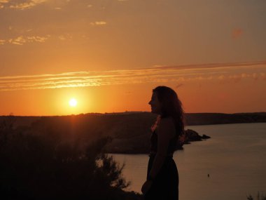 Menorca 'da genç bir kadının silüeti. 