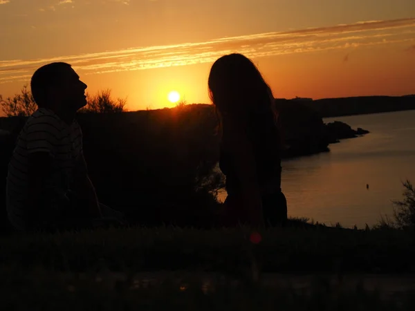Silhouette Eines Paares Auf Menorca — Stockfoto