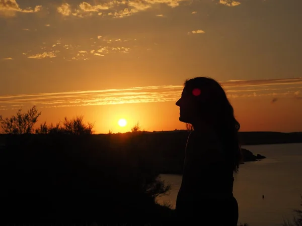 Silhouette Einer Jungen Frau Auf Menorca — Stockfoto