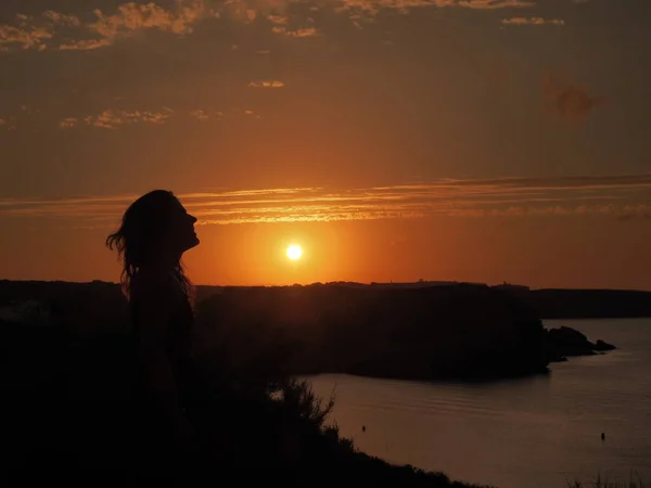 Silhouette Einer Jungen Frau Auf Menorca — Stockfoto