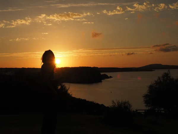 Silhouette Einer Jungen Frau Auf Menorca — Stockfoto