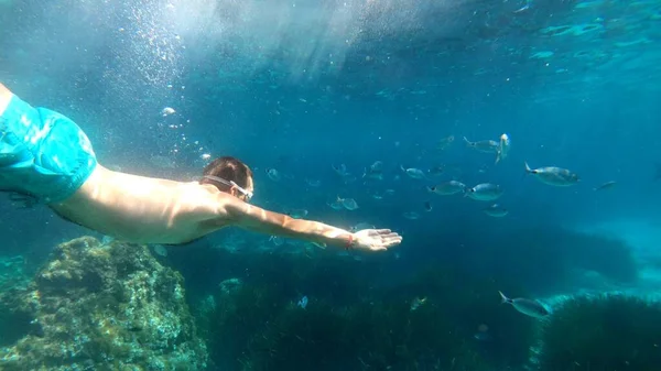 Jovem Homem Snorkeling Menorca — Fotografia de Stock