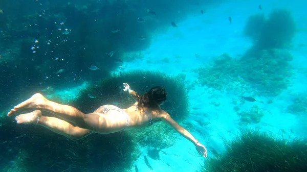 Jonge Vrouw Snorkelen Menorca — Stockfoto