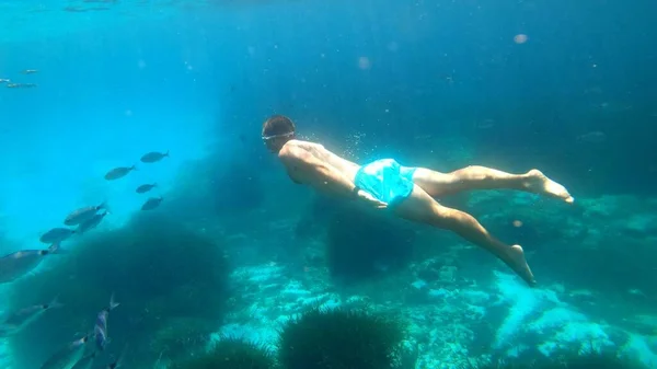 Jonge Man Snorkelen Menorca — Stockfoto