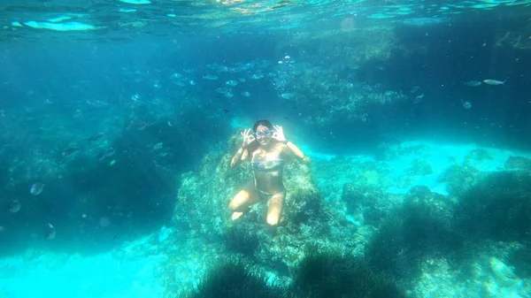 Jonge Vrouw Snorkelen Menorca — Stockfoto