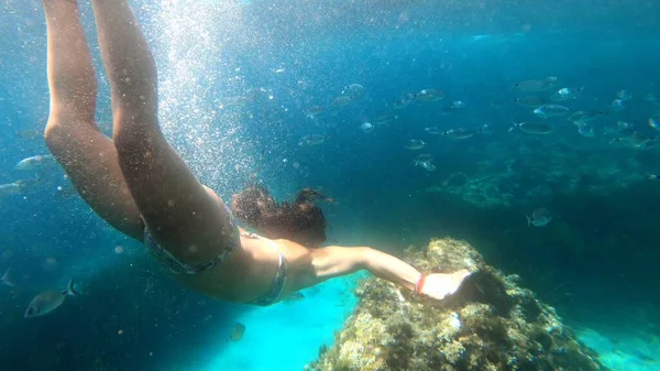 Jovem Mulher Snorkeling Menorca — Fotografia de Stock