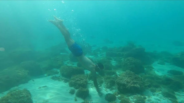 在Menorca潜水的年轻人 — 图库照片