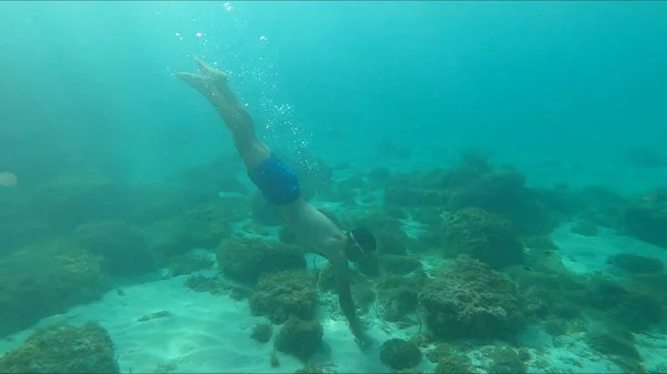 Jonge Man Snorkelen Menorca — Stockfoto