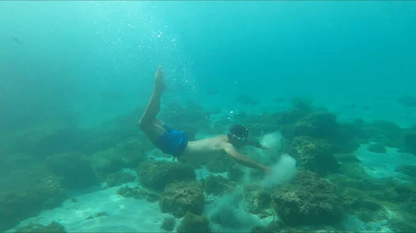 Ung Man Snorkling Menorca — Stockfoto