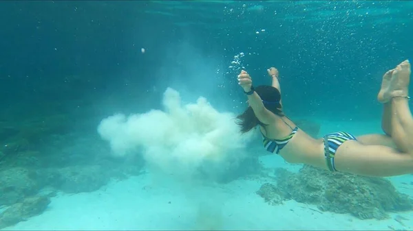 Jovem Mulher Snorkeling Menorca — Fotografia de Stock