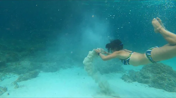 Mujer Joven Haciendo Snorkel Menorca —  Fotos de Stock