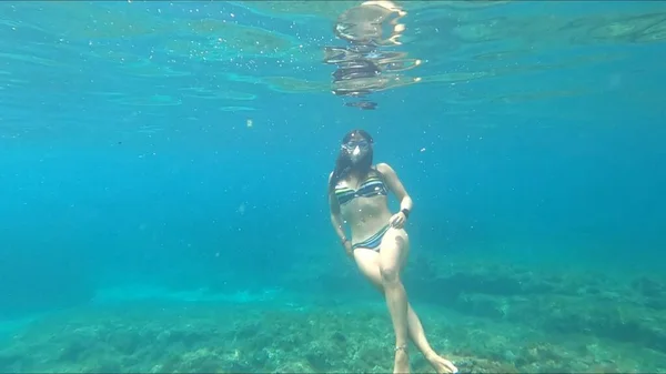 Młoda Kobieta Nurkowanie Menorca — Zdjęcie stockowe